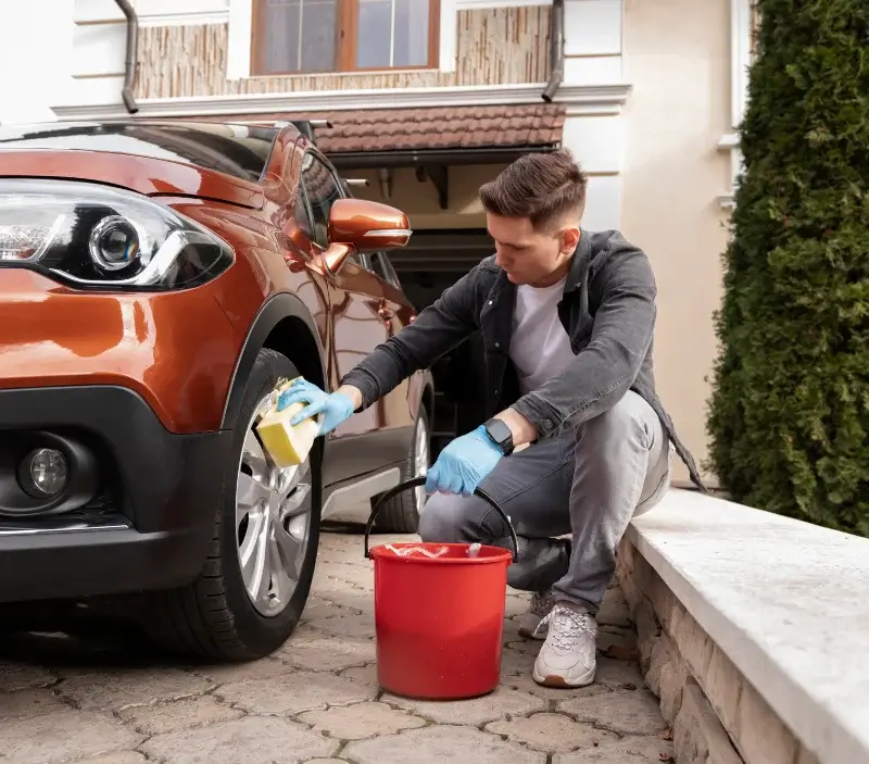 Lavage auto à domicile Bourg-Beaudouin : professionnel intervenant sur un véhicule
